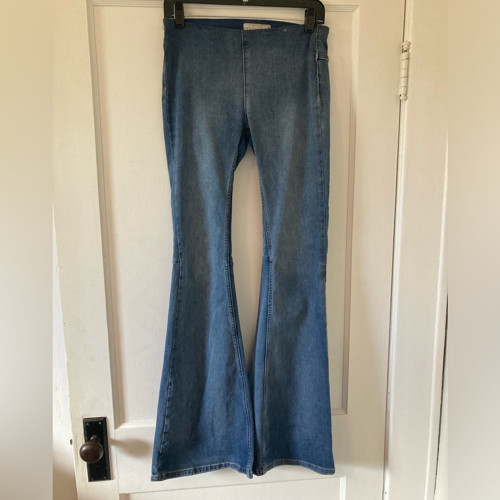 Free People Flared Jeans. Size 26R. Medium wash.